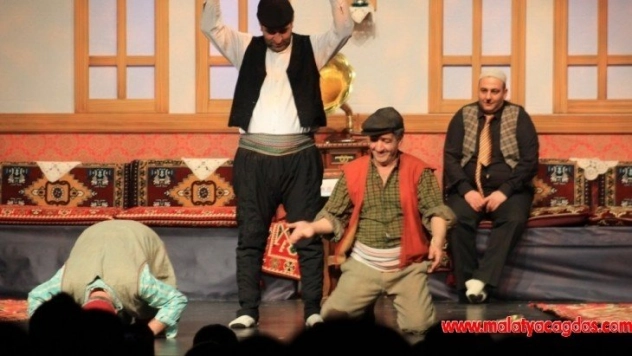 Büyükşehir'den tiyatro ziyafeti