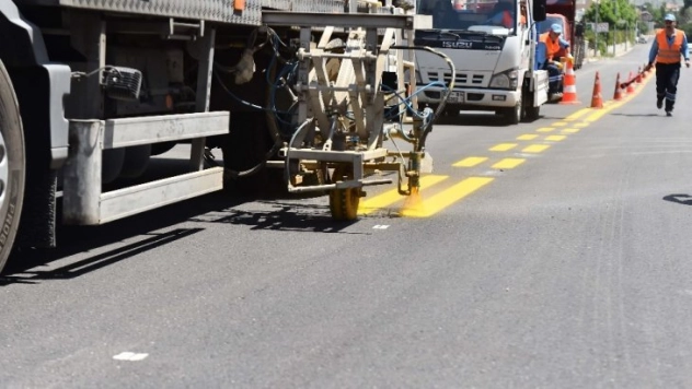 Okul oyun alanları çizgileri için yoğun mesai