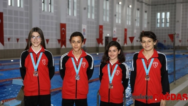 Büyükşehirin yetiştirdiği yüzücüler 4 madalya ile Denizli'ye döndü