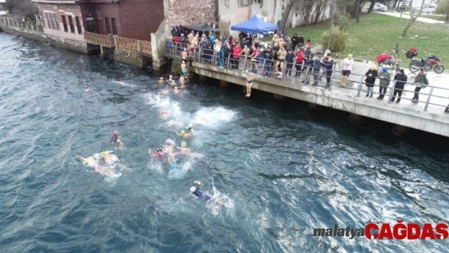 Buz gibi havada Boğaz'da yüzdüler