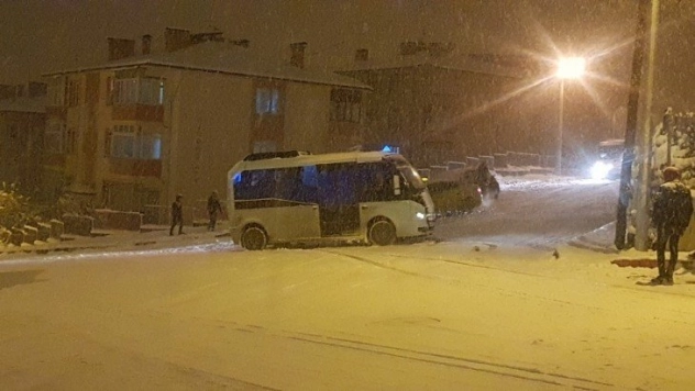 Buz pistine dönen yolda kazalar art arda geldi