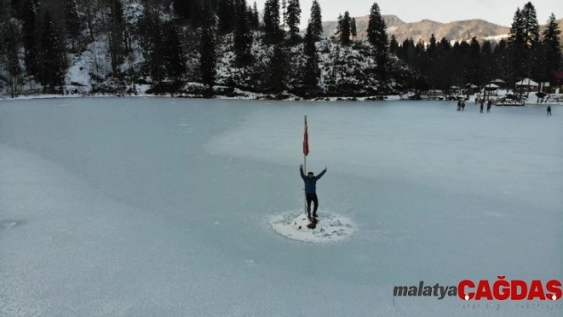 Buz tutan Karagöl'ün üzerinde horon teptiler