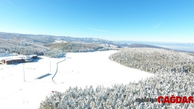 Buz tutan Topuk Yaylası Göleti havadan görüntülendi