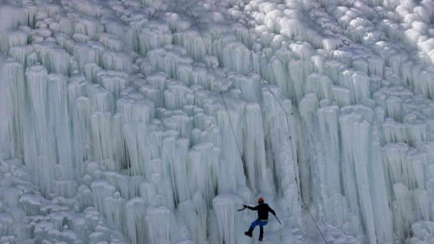 Buz üzerinde nefes kesen anlar