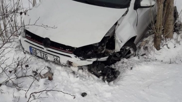 Buzda kayan otomobil şarampole yuvarlandı