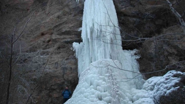 Buzdan şelale büyülüyor