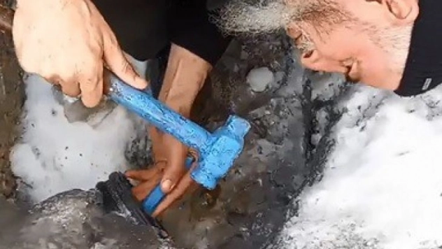 Buzlanan boruda mahsur kalan kediyi böyle kurtardı