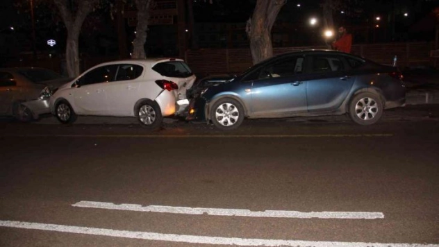 Buzlanan yolda zincirleme trafik kazası, 4 araca çarparak durabildi