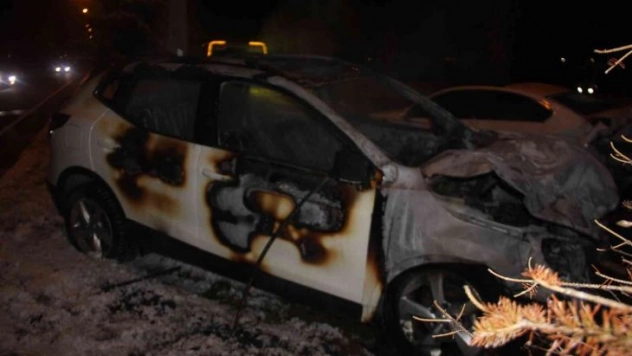 Buzlanan yoldaki feci kazada araç yanarak kül oldu