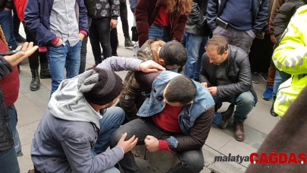 Cadde ortasında tartıştığı kayınbiraderlerini bıçakladı