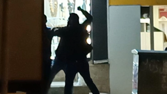 Cadde ortasında yumruklar havada uçuştu