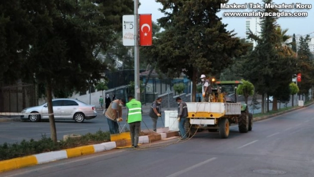 Cadde ve sokaklardaki bordürler püskürtme sistemiyle boyandı