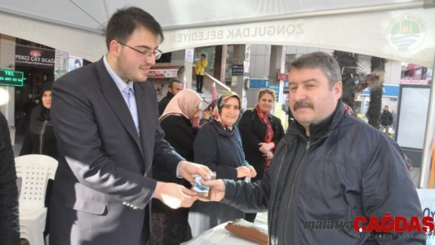 Caddede kahve pişirip vatandaşlara ikram ettiler