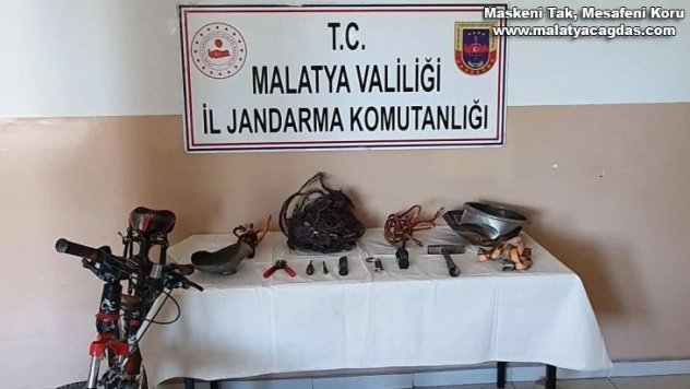 Çaldığı eşyaları bisikletle götürürken yakalandı
