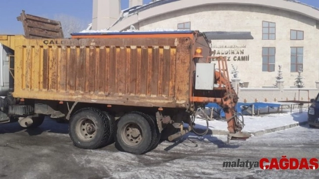 Çaldıran Belediyesinden yol tuzlama çalışması