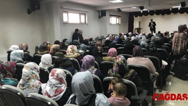 Çaldıran'da '25 Kasım Kadına Yönelik Şiddetle Mücadele Günü' semineri