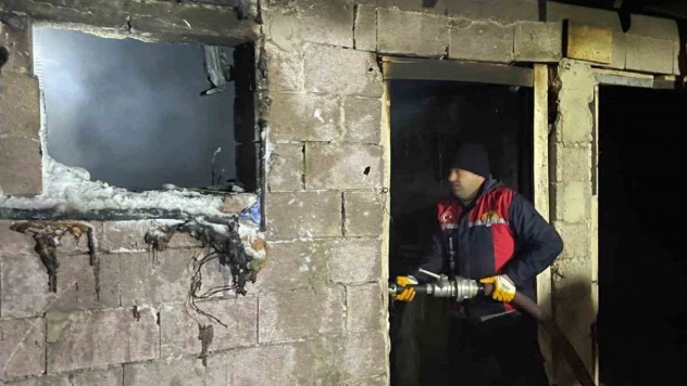 Çaldıran'da odunluk yangını