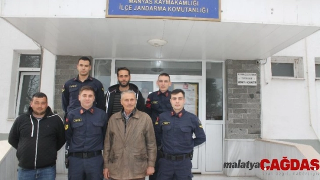 Çalınan koyunlarını bulan jandarmaya teşekkür ziyareti