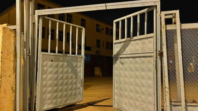 Çalınan okul kapısı polis tarafından bulundu
