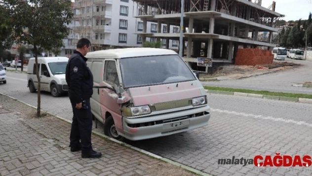 Çalıntı aracı yol ortasında bırakıp kaçtılar