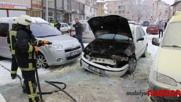 Çalıştırdığı otomobili bir anda motor kısmından alev alarak yandı