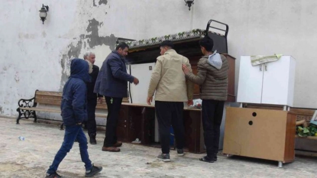 Cami avlusuna bu kez ev eşyası bıraktılar