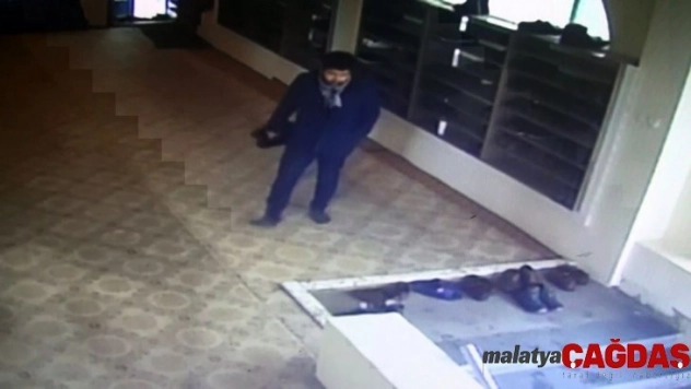 Camide ayakkabı hırsızlığı güvenlik kamerasında