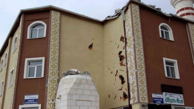 Caminin minaresi kuvvetli rüzgara dayanamadı