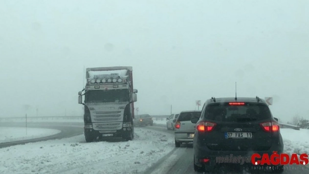 Çamlıbel Geçidi'nde sürücülere kar engeli
