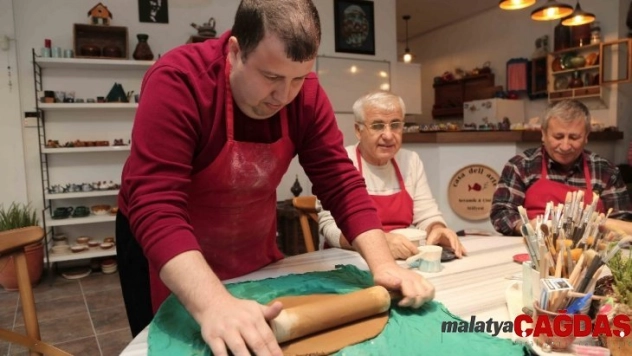 Çamur, engellilerin ellerinde sanat eserine dönüşüyor