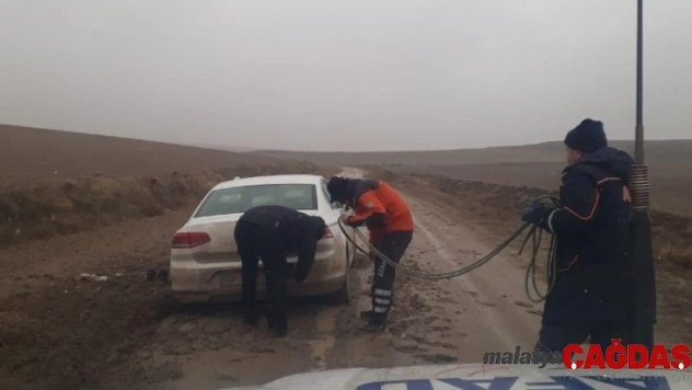 Çamura saplanan otomobili AFAD ekipleri kurtardı