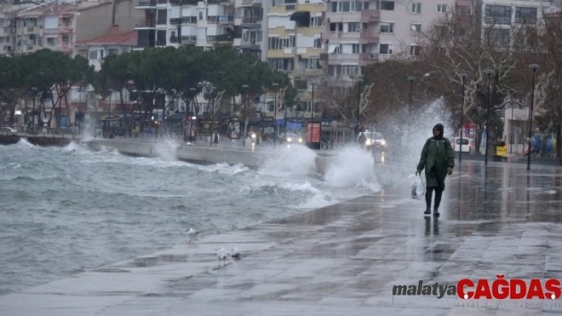 Çanakkale'de etkili olan poyraz fırtınası hayatı felç etti