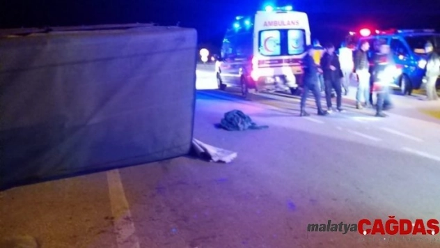 Çanakkale'de kaçak göçmen taşıyan kamyonet devrildi: 32 yaralı