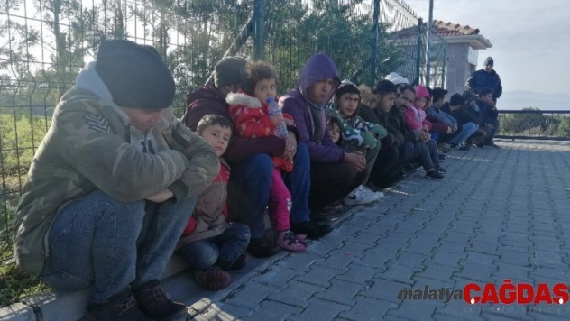 Çanakkale'de kamyonet kasasında 49 mülteci yakalandı