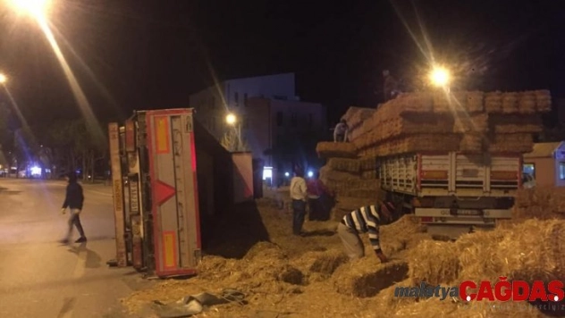 Çanakkale'de saman yüklü tır devrildi