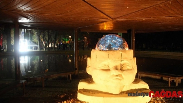 Çankaya'dan tüm dünyaya 'Şiddete karşı karanlığı aydınlat' çağrısı