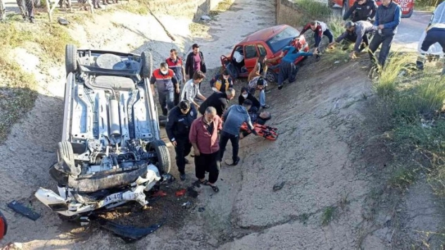 Çarpışan otomobiller sulama kanalına düştü: 3 yaralı