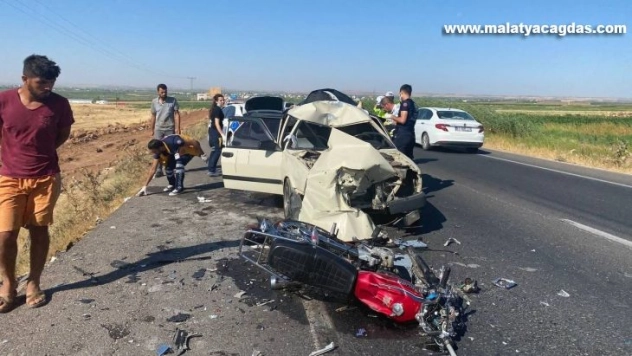 Çarptığı otomobilin üzerinde asılı kalan motosiklet sürücüsü öldü