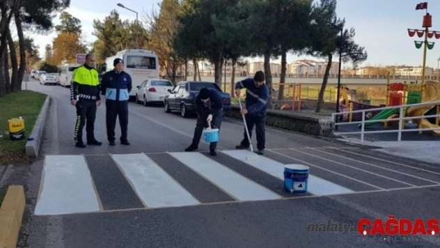 Çarşamba Belediyesi'nden levha ve yaya geçidi çalışmaları