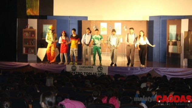 Çarşamba Belediyesi Tiyatro Topluluğunun ilk gösterisi büyük beğeni topladı