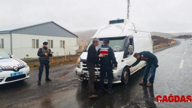 Çat İlçe Jandarma Trafik Ekiplerinden kış lastiği uygulaması