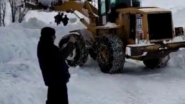 Çat'ta çığ düşmesi sonucu yolda mahsur kalan vatandaşlar Büyükşehir belediyesi ekiplerince kurtarıldı