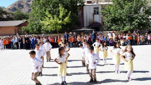 Çatak'ta 'İlköğretim Haftası' coşku ile kutlandı