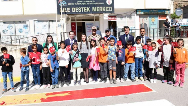 Çatak'ta 'Yayalara öncelik duruşu, hayata saygı duruşu' etkinliği