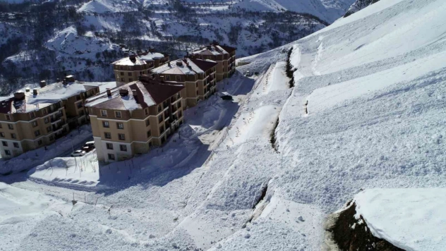 Çatak'ta iki ayrı çığ düştü