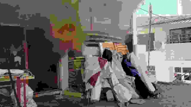 Çatıda çıkan yangın iş yerine sıçradı