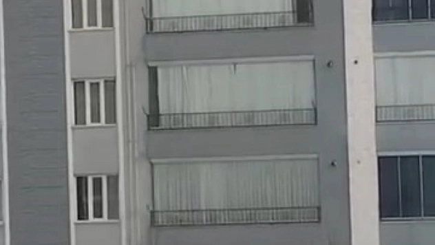 Çatıdaki karı temizlerken hayatını hiçe saydı