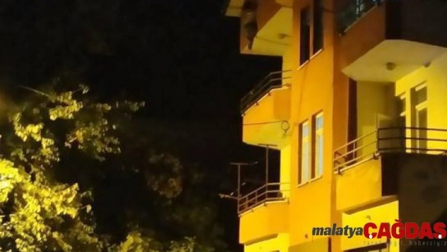 Çatıdan atlamak isteyen kadını polis son anda kurtardı