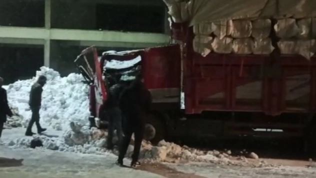 Çatıdan düşen kar kütlesi kamyona hasar verdi