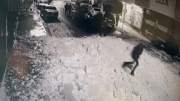 Çatıdan kar kütleleri düştü: Bir şahıs koşarak saniyeler içerisinde kurtuldu
